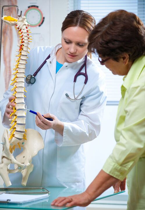 le médecin démontre une ostéochondrose de la colonne vertébrale sur une maquette